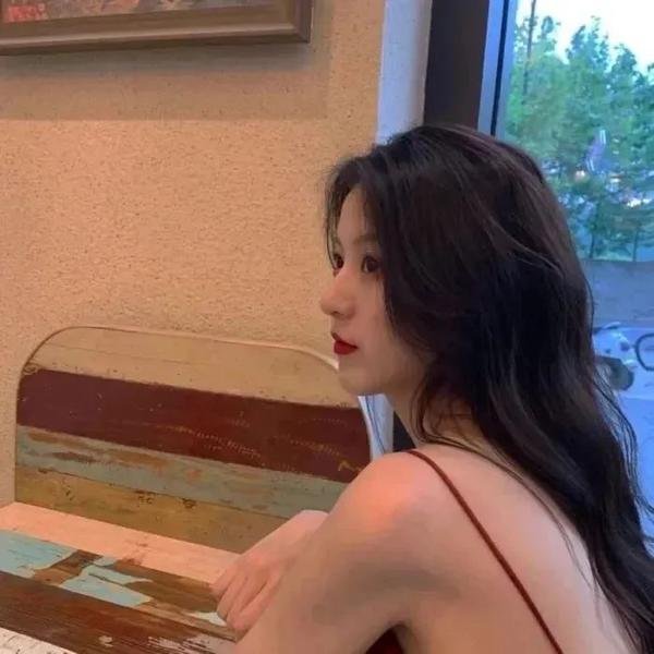 模仿女孩